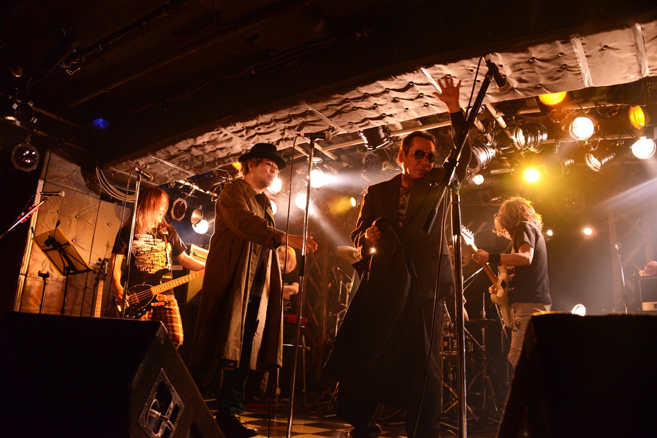 初期「有頂天」セッションメンバーであるKERA（Vo）、本城トシアキ（G / 筋肉少女帯）、茶々丸（B）、ハッチャキ（Dr / 木魚）、杉山圭一（Key / ケラ＆ザ・シンセサイザーズ）とゲスト出演したモモヨ（Vo / LIZARD）。