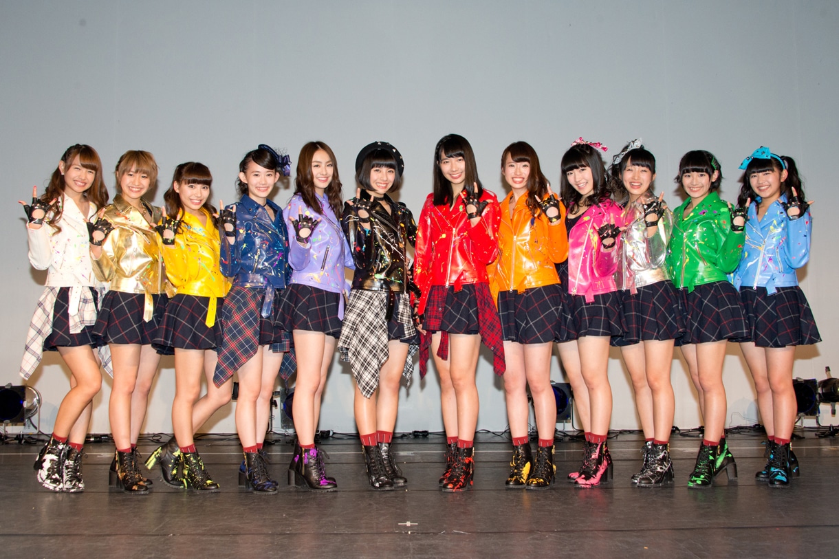 12thシングル「ギラギラRevolution」の衣装を着たSUPER☆GiRLS。