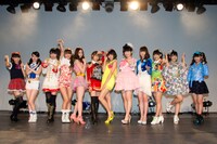 歴代シングルのそれぞれの衣装を着たSUPER☆GiRLS。