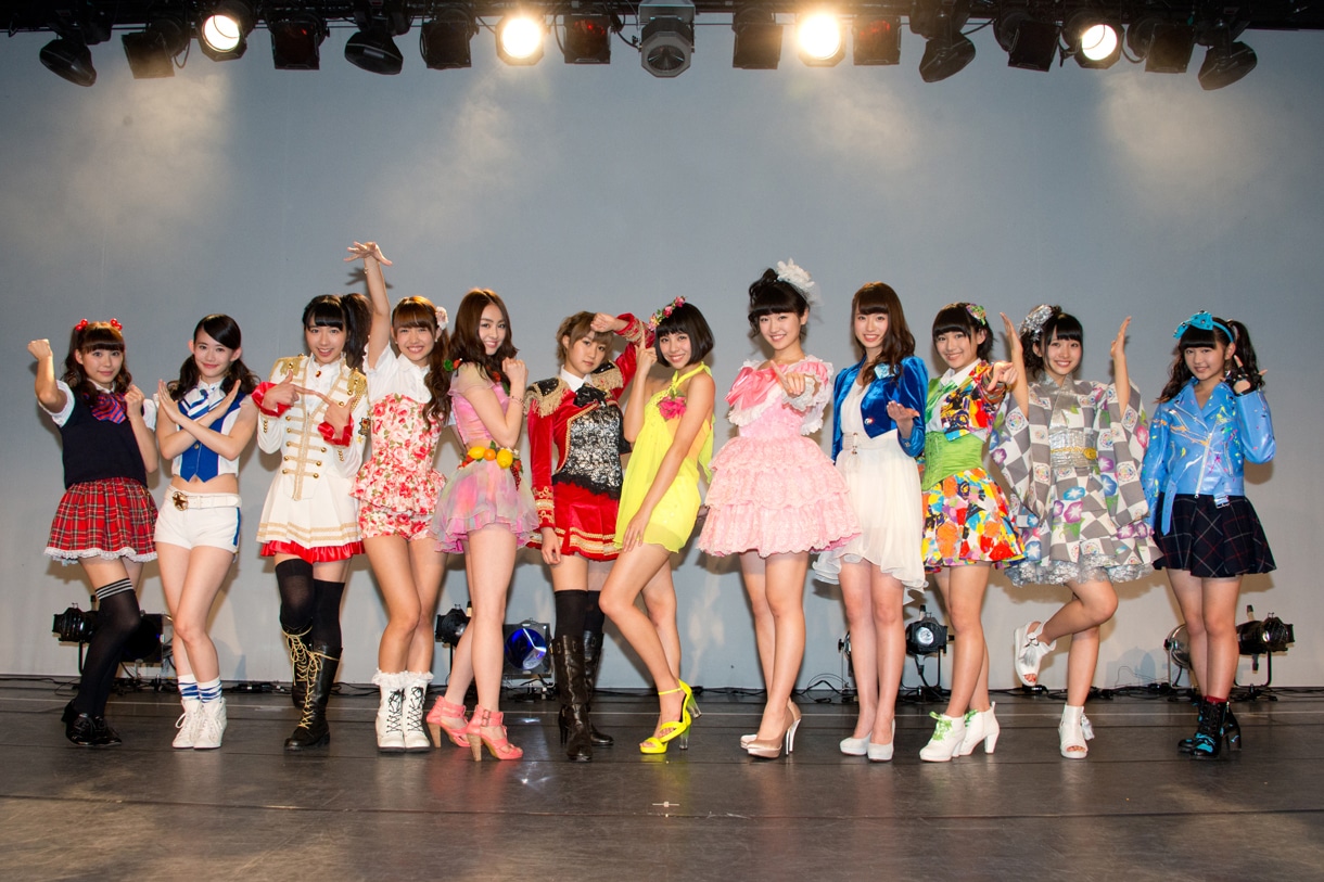 歴代シングルのそれぞれの衣装を着たSUPER☆GiRLS。