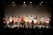 歴代シングルのそれぞれの衣装を着たSUPER☆GiRLS。