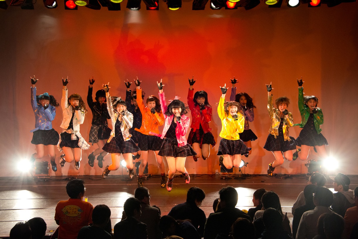 12thシングル「ギラギラRevolution」初披露の様子。