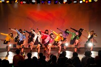 12thシングル「ギラギラRevolution」初披露の様子。