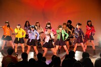 12thシングル「ギラギラRevolution」初披露の様子。