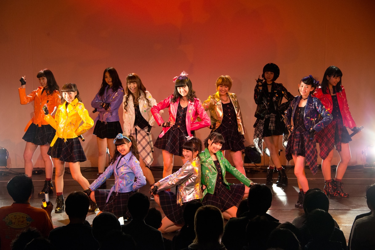 12thシングル「ギラギラRevolution」初披露の様子。