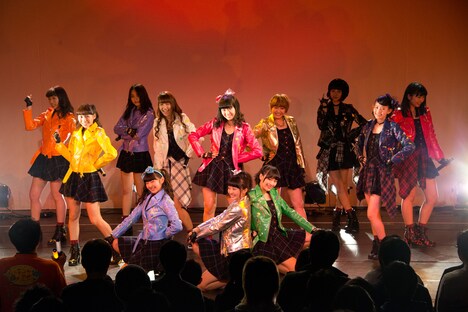 12thシングル「ギラギラRevolution」初披露の様子。