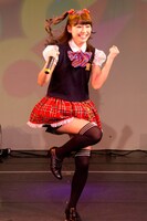 「がんばって 青春」の衣装を着た宮崎理奈。