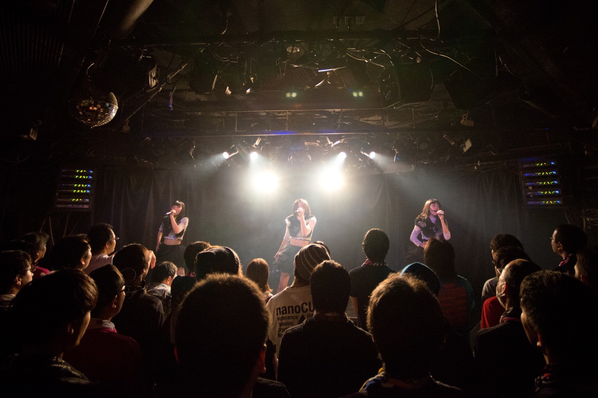 「THE LIVE Part.2」Party Rocketsのライブの様子。