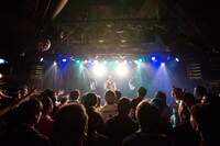「THE LIVE Part.2」Party Rocketsのライブの様子。