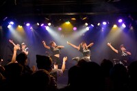 「THE LIVE Part.2」nanoCUNEのライブの様子。