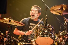 松本誠治（Dr）（Photo by Azusa Takada）