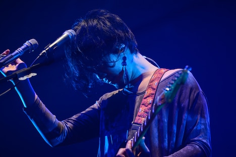 石毛輝（Vo, G, Syn）（Photo by Azusa Takada）