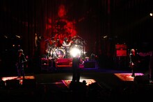 「D'ERLANGER KIDS BLUE STANDING SPECIAL 2014」のライブの様子。