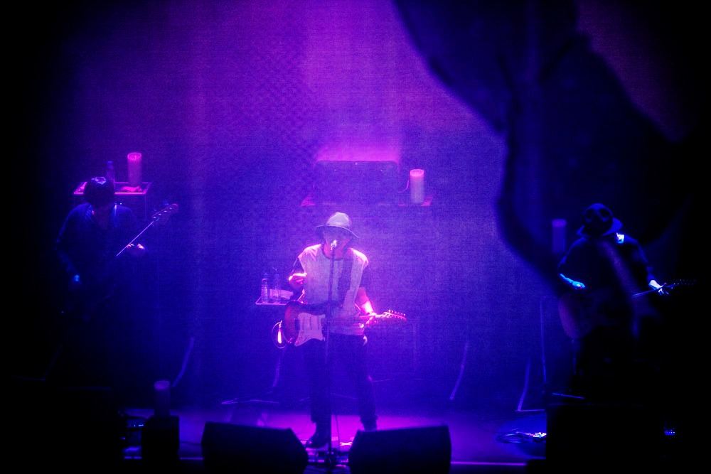 amazarashi LIVE TOUR 2014「夕日信仰ヒガシズム」渋谷公会堂公演の様子。