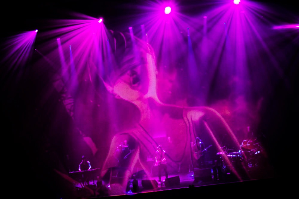 amazarashi LIVE TOUR 2014「夕日信仰ヒガシズム」渋谷公会堂公演の様子。