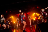 アップアップガールズ（仮）によるライブの様子。