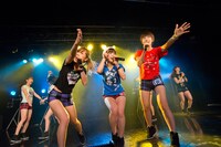 アップアップガールズ（仮）によるライブの様子。