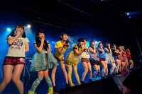 アップアップガールズ（仮）と妄想キャリブレーションによるコラボライブの様子。
