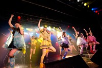 アップアップガールズ（仮）と妄想キャリブレーションによるコラボライブの様子。