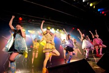 アップアップガールズ（仮）と妄想キャリブレーションによるコラボライブの様子。