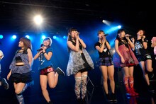 アップアップガールズ（仮）と妄想キャリブレーションによるコラボライブの様子。