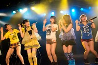 アップアップガールズ（仮）と妄想キャリブレーションによるコラボライブの様子。