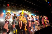アップアップガールズ（仮）と妄想キャリブレーションによるコラボライブの様子。