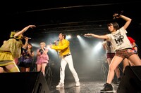 星野にぁ、関根梓による“押し相撲”にらみ合いの様子。