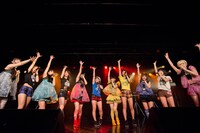 アップアップガールズ（仮）と妄想キャリブレーションによるコラボライブの様子。