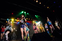 アップアップガールズ（仮）と妄想キャリブレーションによるコラボライブの様子。