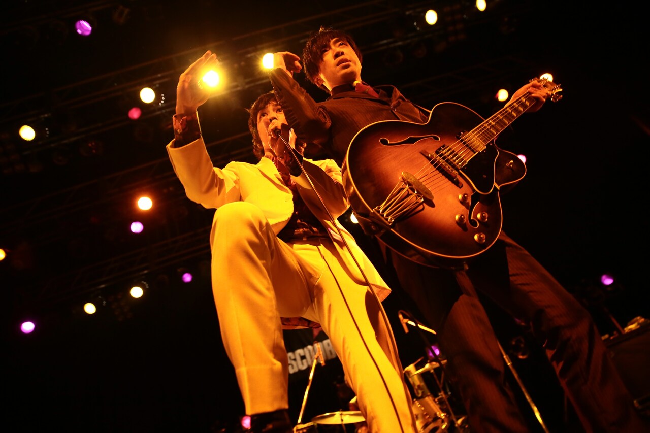 左からコヤマシュウ（Vo）、マツキタイジロウ（G）。（撮影：柴田恵理）