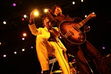 左からコヤマシュウ（Vo）、マツキタイジロウ（G）。（撮影：柴田恵理）