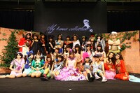 「MY▽KAWAcollection2014」出演者による記念撮影の様子。