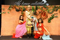 「アラジンと魔法のランプ」の衣装を着た桃咲まゆ、KEiTA、杉本ゆさ。