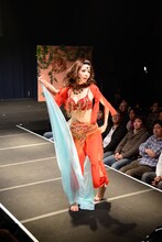 「アラジンと魔法のランプ」の衣装を着た杉本ゆさ。