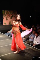 「アラジンと魔法のランプ」の衣装を着た桃咲まゆ。