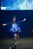 「イーダちゃんの花」の衣装を着た志良ふう子。