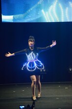 「イーダちゃんの花」の衣装を着た志良ふう子。