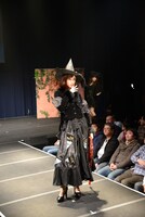 「ヴィランズ」の衣装を着た松村くるみ。