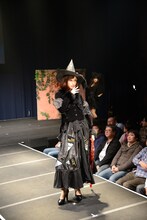 「ヴィランズ」の衣装を着た松村くるみ。