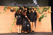 「ヴィランズ」の衣装を着た木村早希、松村くるみ、天野なつ。