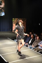 「ヴィランズ」の衣装を着た天野なつ。