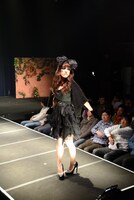 「ヴィランズ」の衣装を着た木村早希。