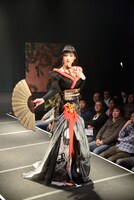 「かぐや姫」の衣装を着た岸田麻佑。