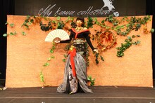 「かぐや姫」の衣装を着た岸田麻佑。