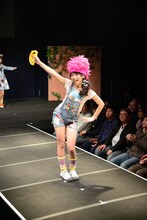 「ブレーメンの音楽隊」の衣装を着た桜愛美。