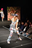 「ブレーメンの音楽隊」の衣装を着た深瀬智聖。