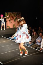 「ブレーメンの音楽隊」の衣装を着た大庭彩歌。