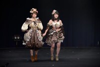 「ヘンゼルとグレーテル」の衣装を着た志良ふう子、新木こころ。