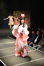 「浦島太郎」の衣装を着た坂井朝香。